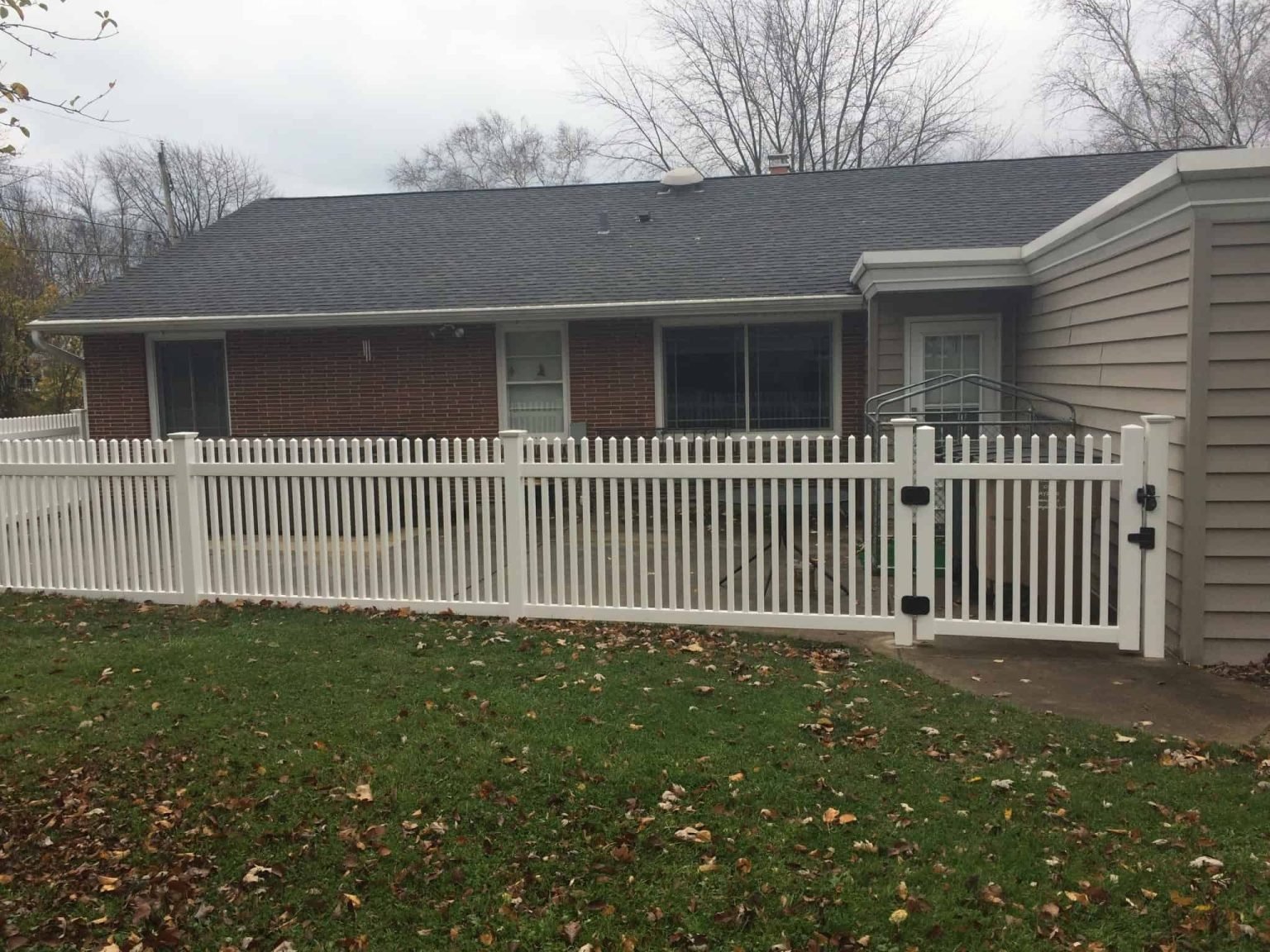 4 Ft White Vinyl Picket Fence | Chantilly, VA - 005