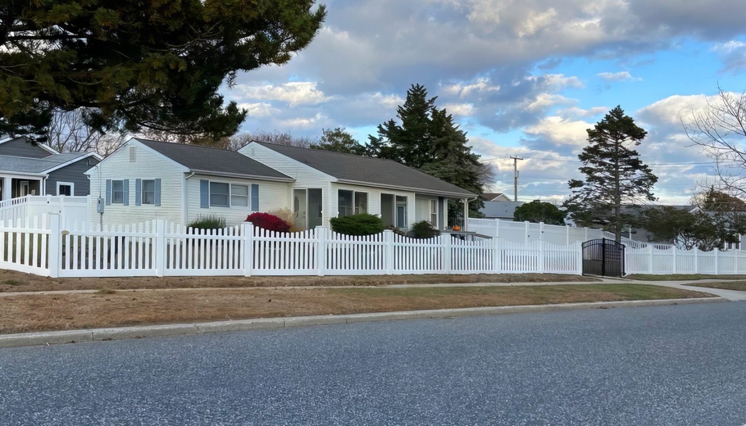 4 Ft White Vinyl Picket Fence with Dip | Occoquan, VA - 019