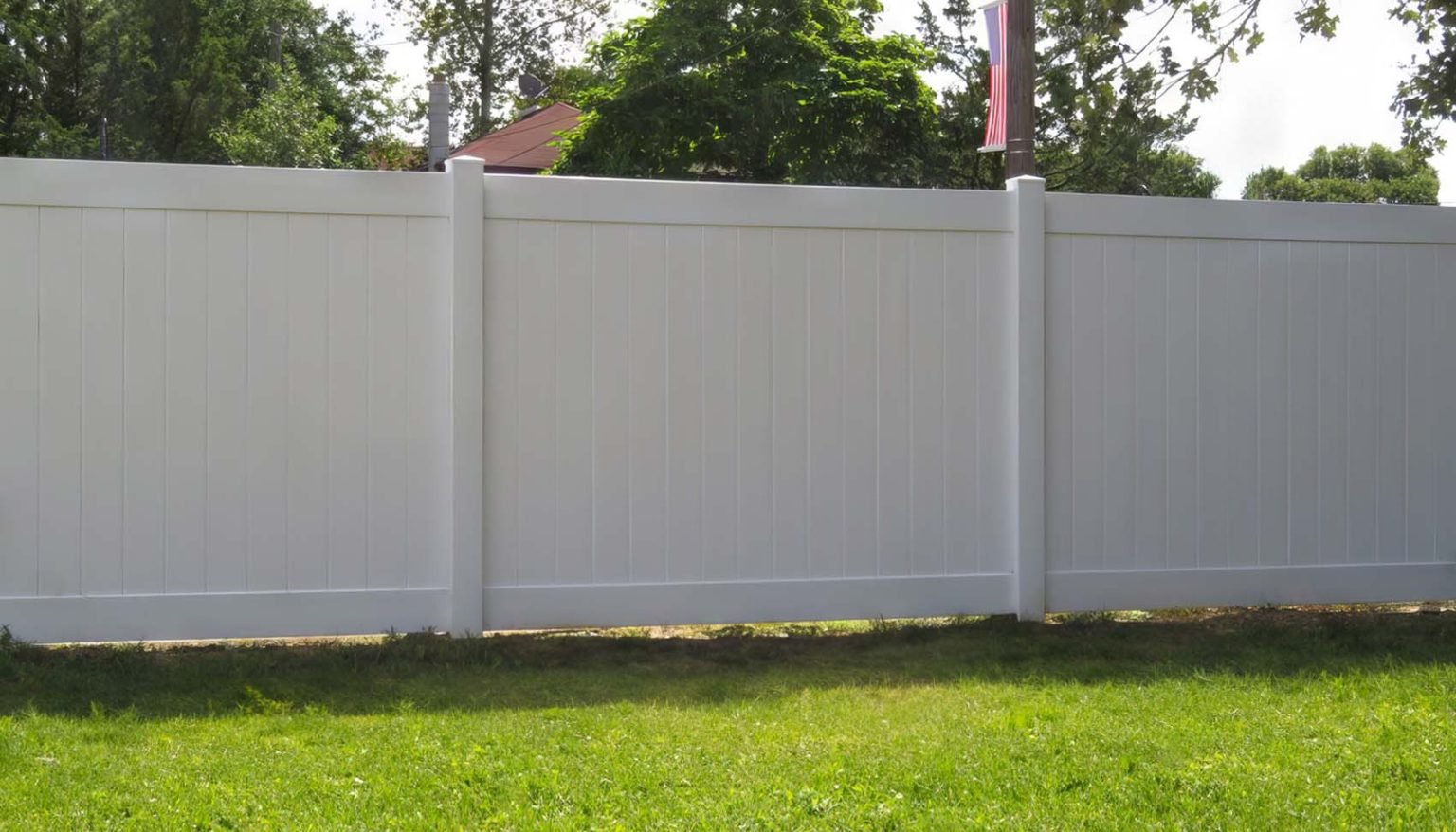 6 Ft White Vinyl Privacy Fence | Lake Ridge, VA - 051