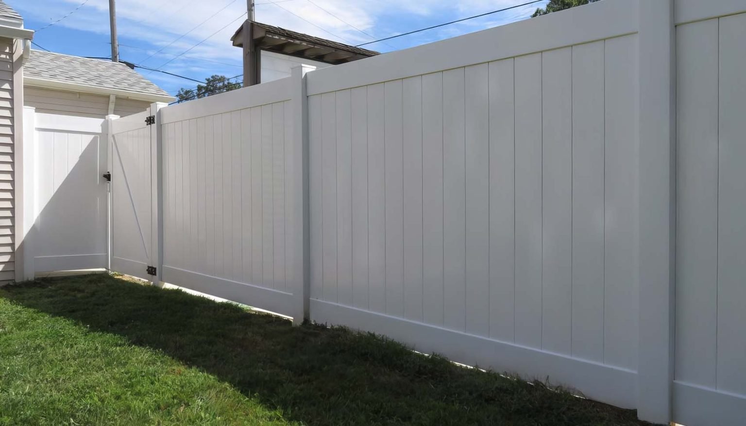 6 Ft White Vinyl Privacy Fence | Lake Ridge, VA - 052