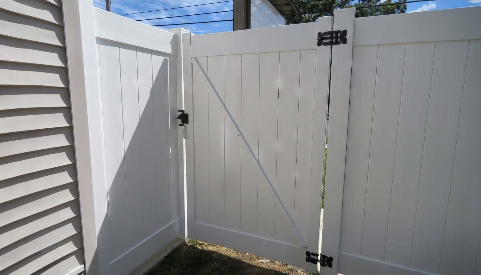 6 Ft White Vinyl Privacy Fence Single Gate | Lake Ridge, VA - 060