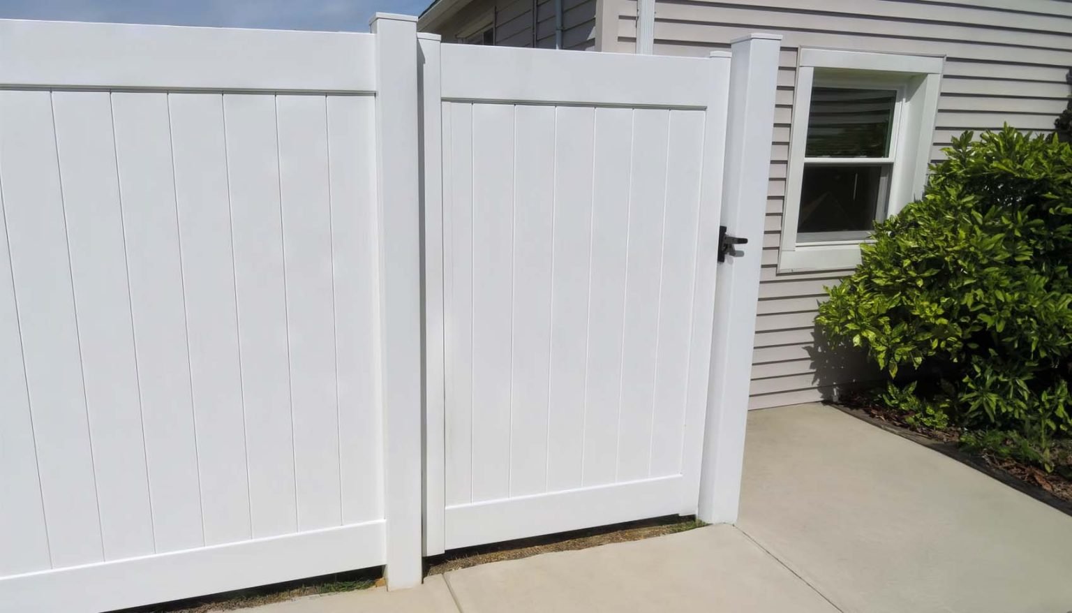 6 Ft White Vinyl Privacy Fence Single Gate | Lake Ridge, VA - 063